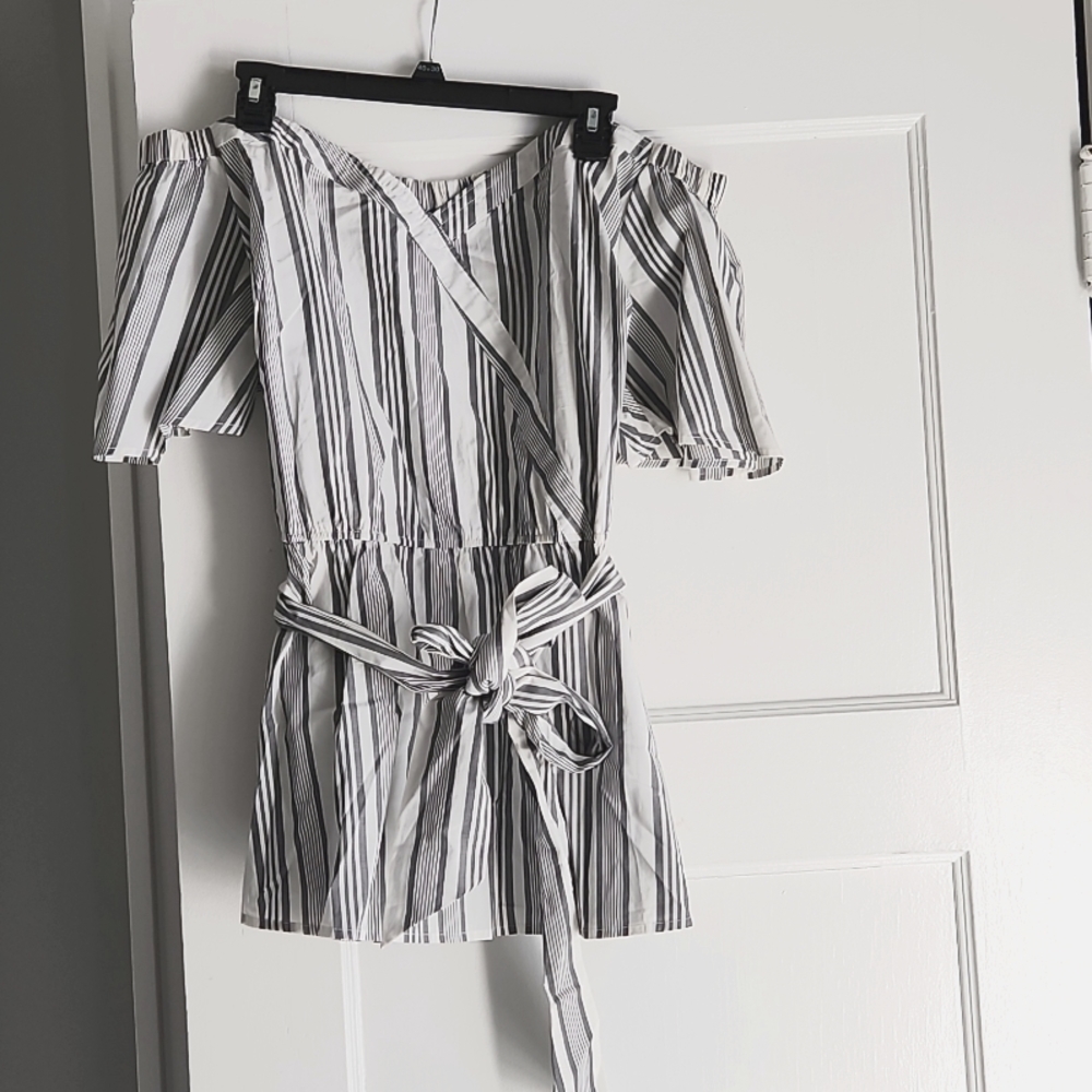 White off sholder shirt sleeve shirt with Grey strips